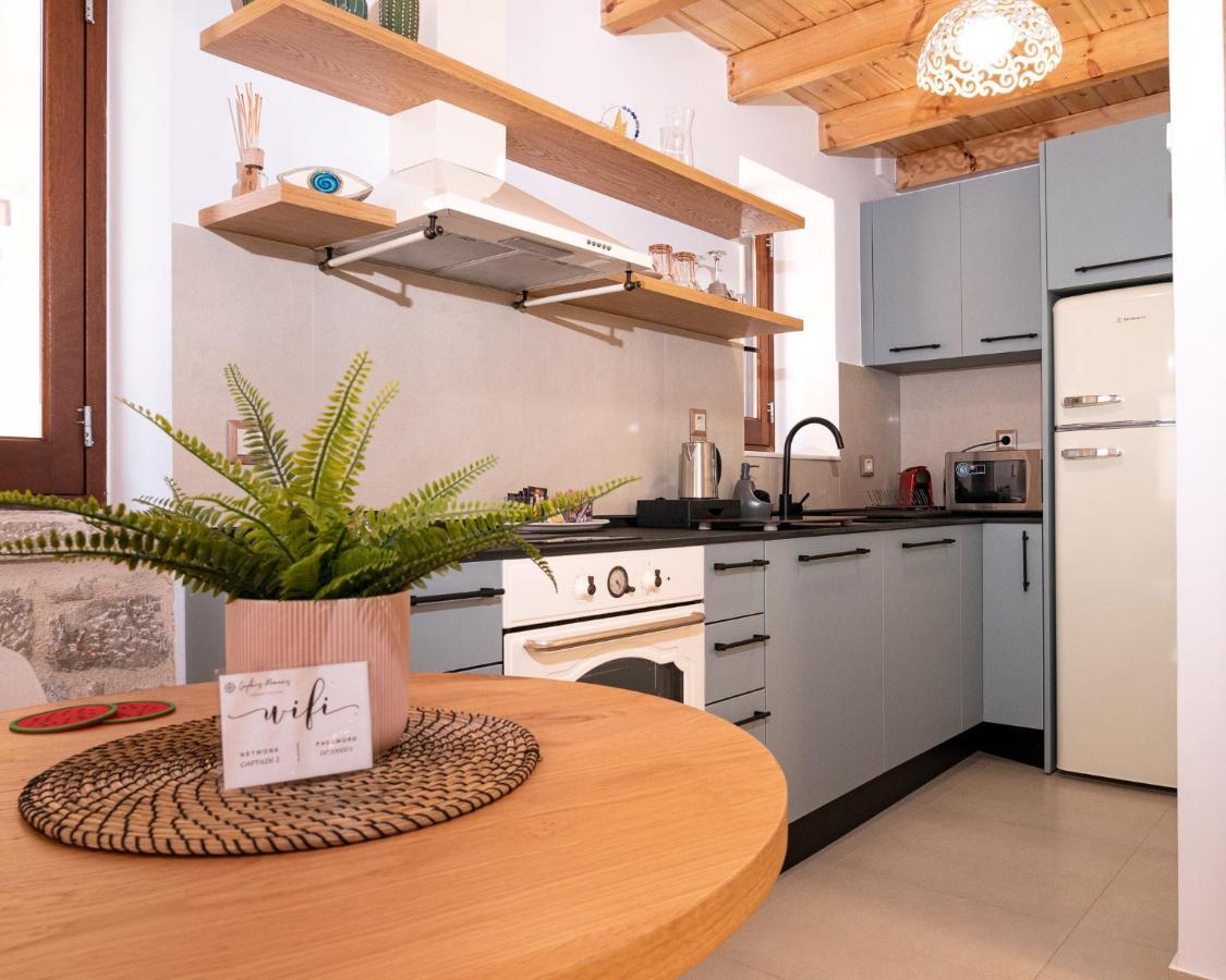Captain'S Memories Stylish Harbour Apartments Chalki Town ภายนอก รูปภาพ